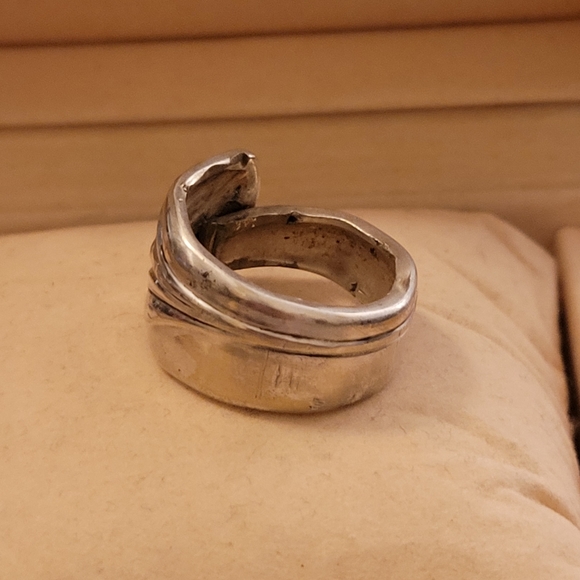 Beautiful Hand Tooled Size 11 Vintage Spoon Ring - Picture 6 of 6